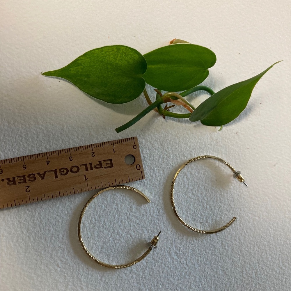 Vintage Gold Tone Hoops with a Twist Design - Picture 1 of 6